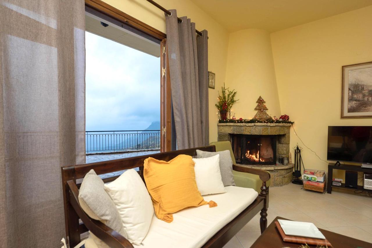 Meli Apartments Arachova Bagian luar foto